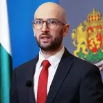 Второ удължаване на бюджета: Гарантирани 5% ръст на заплатите и социални плащания