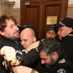 ВИСОКО НАПРЕЖЕНИЕ: Протестиращи опитаха да нахлуят в кабинета на Сарафов! (СНИМКИ)