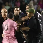 Фен атакува Лионел Меси по време на мач