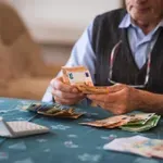 Великденските добавки влизат в сметките с априлските пенсии