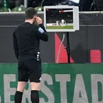 И това се случи. Маскиран фен изключи ВАР