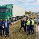 СТРАШНО МЕЛЕ: Мъже набиха шофьор на камион след катастрофа!