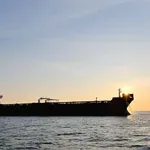 ОПАСНОСТ В СРЕДИЗЕМНО МОРЕ! Изоставен руски танкер за втечнен газ се носи неуправляемо край италиански остро