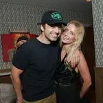 ВЛЮЧВАНЕ ОТ ЩЪРКЕЛА: Себастиан Стан и Анабел Уолис чакат бебе