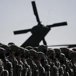 АРМИЯТА НА САЩ ОТЧАЯНА? Тръмп взима 40-годишни и фенове на тревата!