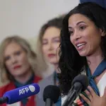 ЕКСКЛУЗИВНО: Говори една от жертвите на Джефри Епстийн (ВИДЕО)