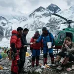 ИГРА СЪС СМЪРТТА: Планински водачи на Еверест тровят катерачи за пари!