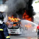 НА КОСЪМ ОТ ТРАГЕДИЯ: Автобус пламна в центъра на Пловдив!