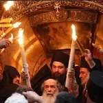 В ЙЕРУСАЛИМ: Благодатният огън слезе в храма на Божи гроб (ВИДЕО)