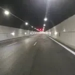Аварирал тир затапи движението в тунел "Витиня".