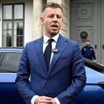 НА ГАРА В БУДАПЕЩА: Мъж заплю унгарския премиер Петер Мадяр (ВИДЕО)