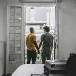 СХЕМА ЗА УБЕЖИЩЕ НА ОСТРОВА: Мигранти пръскат хилядарки за "смяна на сексуалната ориентация"