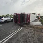 АД НА "ТРАКИЯ": Камион с картофи се обърна, смачка мантинелите (СНИМКИ)