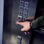 КАПАН: Шеф и секретар на РИК заседнаха в асансьор