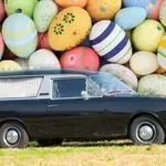 Прибраха великденска украса с катафалка