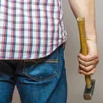 ПОБЕСНЯЛ: Въоръжен с чук мъж рани петима души в Токио