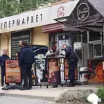 КЪРВАВА ДРАМА ВЪВ ВАРНА: Литовка намушка четирима в магазин!