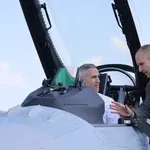 МОЩ И СТОМАНА: Гюров се качи на F-16!