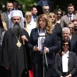 АЛЕНИ УНИФОРМИ ПРЕВЗЕХА СОФИЯ: Йотова се поклони пред младите гвардейци