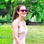 Урок по стил: Теди Велинова не сваля розовите очила