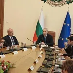 ПРЕМИЕРЪТ РАДЕВ УДАРИ ПО МАСАТА: Министрите имат седмица да извадят скелетите от гардероба!