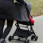 СКАНДАЛНО! Пияна обърна количка с 2-годишното си дете (СНИМКА)