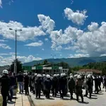 НАПРЕЖЕНИЕ НА ГРАНИЦАТА: Протестиращи се сблъскаха в полицията на Кулата-Промахон! (СНИМКИ)