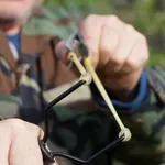 ХУЛИГАНСТВО: 63-годишен стреля с прашка по деца, има пострадали малчугани