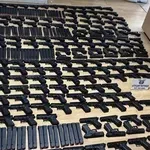 Задържаха мъж, опитал да внесе близо 200 пистолета и 120 пълнителя (ВИДЕО)