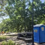 ОТВРАТИТЕЛНО! Локали бутат тоалетни с човек вътре