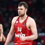 Везенков изригна при ключов успех на Олимпиакос