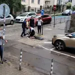 ЕКШЪНЪТ В СОФИЯ: Отвлеклият дете на ченге, разбил с кози крак вендинг машина!