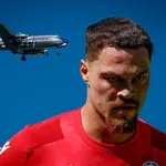 ЦВАРЦ ГИ ПОЧНА ОТ САМОЛЕТА