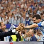 Аржентински журналист празнува с Меси на терена