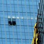 Малък самолет се разби в най-високата сграда в Пекин