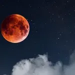 Изгрява Еленова луна