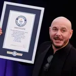 Питбул постави рекорд на „Гинес“ с над 22 000 фенове с плешиви перуки