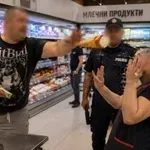 Луд екшън в магазин! Изперкал претегля обувките си на кантар, замеря продавачката с кроасани и сладолед