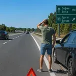 Бръснат ни със стотачка за спукана гума на магистралата