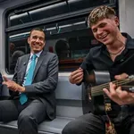Докато "Подуяне" затъва в боклуци: Терзиев на разходка с бард в метрото!