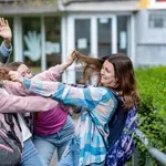 Ученички си скубаха косите в центъра на Търново