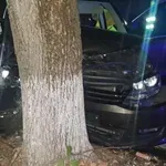 ЗАРАДИ ТЕЛЕФОН: 18-годишна шофьорка с двумесечен стаж зад волана се нацепи в дърво, 13-годишният й брат е с опасност за живота