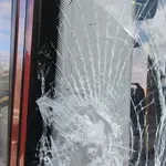 СТРЕЛБА ПО ТРОЛЕЙ С ПЪТНИЦИ! Стъклото се пръсна в движение