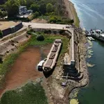 Кораб заседна в района на Лом
