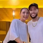 Лоренцо на Софка със златна торта за рождения ден