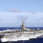 ДРАМА НА БОРДА: Моряци от USS Abraham Lincoln скачат в океана!