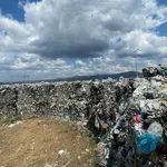 Огромни количества боклук се трупат в нарушение в столичния завод