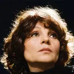 Леда Тасева сяда на стол край Дунава