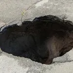 Градски автобус пропадна в огромна яма в Пловдив