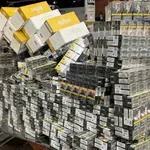 Задържаха над 125 000 къса цигари, укрити в пътнически куфари
